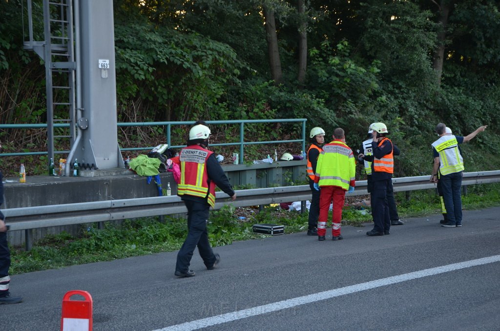 Einsatz BF Koeln Klimaanlage Reisebus defekt A 3 Rich Koeln hoehe Leverkusen P105.JPG